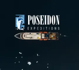 Die MS Sea Spirit von Poseidon Expeditions im dunklen antarktischen Meer. Das Logo der Reederei liegt darüber. Copyright: Denis Barbas.