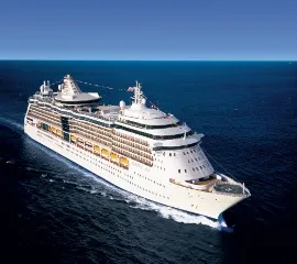 Ein Schiff von Royal Caribbean gleitet im Wasser.