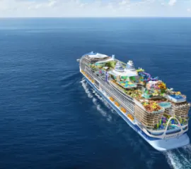 Die Legend of the Seas schippert über das weite blaue Meer.
