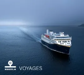 Die Havila Castor auf hoher See. Das Logo von Havila Voyages liegt in der unteren linken Ecke.