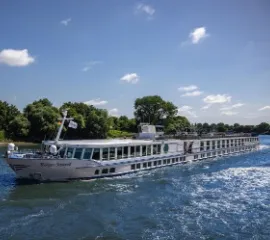 Die Thurgau Saxonia auf dem Fluss unter blauem Himmel.