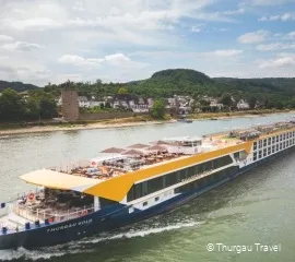 Die MS Thurgau Gold schippert über einen Fluss.