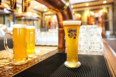 3 volle Biergläser in einem Restaurant an Bord eines AIDA-Schiffes.