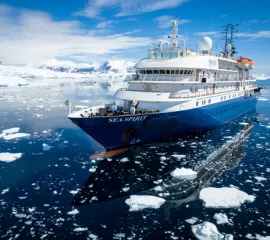 Die MS Sea Spirit von Poseidon Expeditions zwischen Eisschollen im Arktischen Meer.