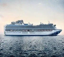 Das Kreuzfahrtschiff Sapphire Princess im tiefblauen Wasser.