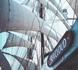 Nahaufnahme der Segel eines Schiffes von Sea Cloud Cruises.