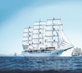 Alle drei Segelschiffe der Sea Cloud Cruises Flotte auf dem Wasser.