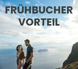 Ein Pärchen wandert auf Madeira im Hintergrund die Costa Diadema im Meer.