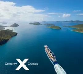 Die Celebrity Equinox auf dem Weg zu den Inseln der Karibik. Das Celebrity Cruises Logo in der linkeren unten Ecke.