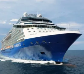 Die Celebrity Equinox in der Karibik von vorne. Sie ist Teil der Celebrity Cruises Flotte.