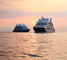 Zwei Explorer Schiffe von PONANT im Sonnenuntergang.
