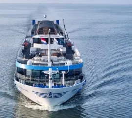 Das VIVA Cruises Logo auf hellblauem Grund.