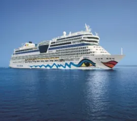 Das Schiff AIDAblu fährt im tiefblauen Wasser.