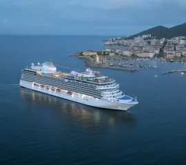 Die MS Allure vor der Küste von Ajaccio, Korsika bei Nacht.