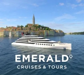 Die Emerald Kaia vor einer mediterranen Küstenstadt. Das Logo Emerald Cruises & Tours.