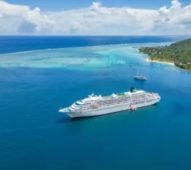 Die MS Amadea von Phoenix Reisen in der Karibik vor einer Insel.