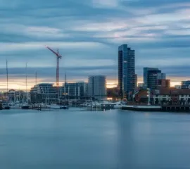 Die Skyline von Southampton bei Dämmerung direkt am Meer.