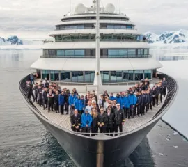 Crew an Bord einer Scenic Yacht vor eisigen Landschaften.