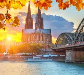 Köln ist ein beliebtes Kreuzfahrtziel in Deutschland. Zu sehen ist der Kölner Dom an einem herbstlichen Tag im Sonnenuntergang.