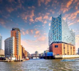 Die Elbphilharmonie an einem schönen Sommertag in Hamburg.