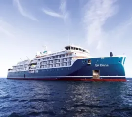 Die SH Diana von Swan Hellenic in der Seitenansicht auf offener See.