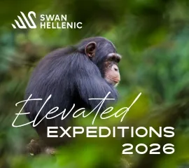 Ein Affe sitzt im Grünen und schaut zur Seite. Oben links das Logo von Swan Hellenic, unten der Schriftzug: Elevated Expeditions 2026