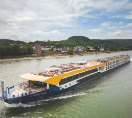 Die MS Thurgau Gold schippert über einen Fluss.