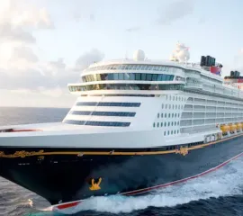 Die Disney Dream in voller Fahrt auf hoher See. Copyright: Disney.
