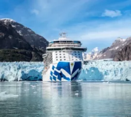 Ein Kreuzfahrtschiff von Princess Cruises in Alaska.