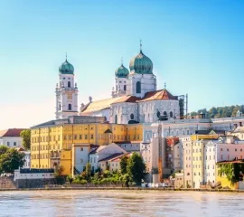 Der St. Stephans Dom an der Donau im Passau.
