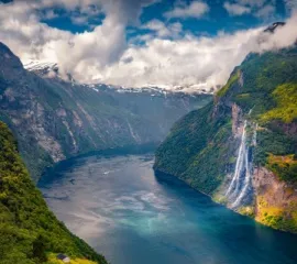Ein Fjord in Nordeuropa an einem Tag mit schönem Wetter.