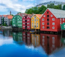 Schnuckelige, bunte Häuser an einem Fluss in Trondheim, Norwegen, dass bei einer Kreuzfahrt besucht werden kann.