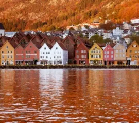 Die kleinen bunten Häuser am Fjord im Bryggen-Viertel, Bergen an einem Tag im Herbst.