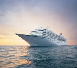 Die Crystal Symphony auf hoher See im sanften Sonnenuntergang und von unten fotografiert.