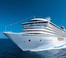 Die Serenity Symphony, ein Schiff der Crystal Cruises Flotte, auf hoher See bei klarem Himmel.