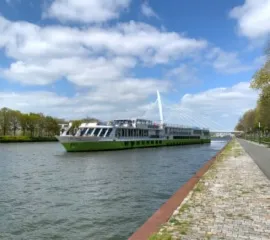 Das Kreuzfahrtschiff DCS Amethyst 2 unter dem hellblauen Himmel.