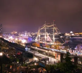Der Hamburger Hafengeburtstag bei Nacht, mit beleuchteten Schiffen.
