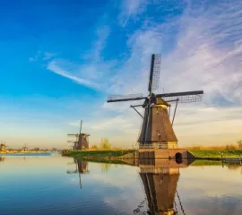 Zwei Windmühlen am Ufer in Kinderdijk.