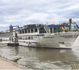 Die MS Swiss Pearl am Anleger am Ufer vom Fluss.