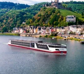 Ein Schiff der nicko Flotte auf der Mosel fährt an Burgen und idyllischen Orten am Ufer vorbei.