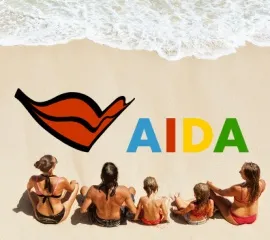 Schiff der Reederei AIDA fährt übers Meer.