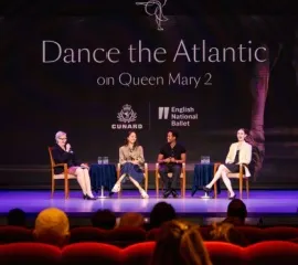Vier Personen sitzen auf einer Bühne auf dem Cunard-Schiff.