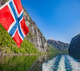 Norwegische Fjorde und links die Flagge von Norwegen.