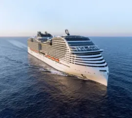 Die MSC World Europa auf hoher See von vorne fotografiert.