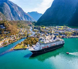 Das Kreuzfahrtschiff VASCO DA GAMA von nicko cruises in einem malerischen norwegischen Fjord vor grüner Bergkulisse – Ein Highlight der Nordkap-Kreuzfahrt 2026 zum Duo-Deal-Vorteilspreis.