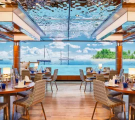 Modernisiertes Restaurant an Bord der Kussmundflotte im Rahmen von AIDA Evolution mit maritimem Design und Panorama-Ambiente.