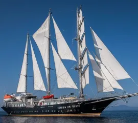 Das Segelschiff Running on Waves fährt auf dem Meer.