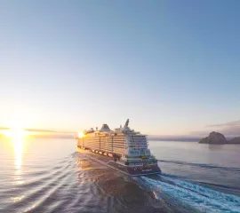 Heckansicht von Mein Schiff Flow im Sonnenuntergang auf dem Meer.