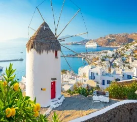 Blick auf eine griechische Insel im Sommer.