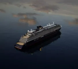 Die EXPLORA IV auf hoher See in der Dämmerung.